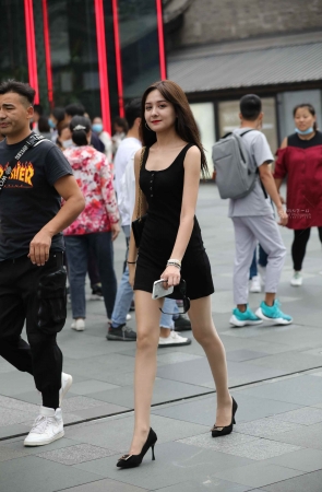 【街拍心灵】超薄肉丝大长腿街拍小姐姐