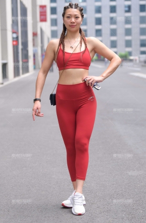 搭讪紧身健身美臀教练