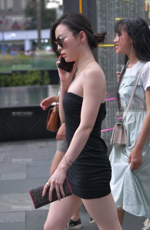 性感抹胸的女人