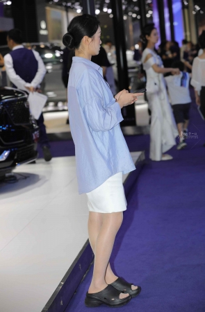 【街拍心灵】车展礼仪肉丝街拍美腿拖鞋