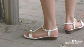 4k-公交站雪白美腿眼镜妹