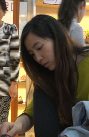 长发女孩脱袜试鞋，黑白两款举棋不定