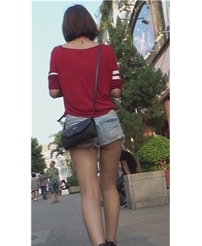 街拍红色T恤的美女，一双修长的美腿。[869 MB]