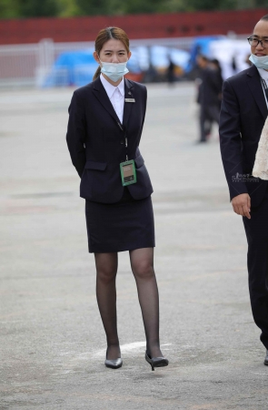 【街拍心灵】奔驰销shou顾问黑丝大长腿街拍高跟