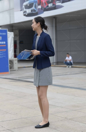 23614-32=72√重庆车展-凯迪拉克销售员 12P