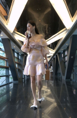 性感抹胸装连衣裙高跟美女