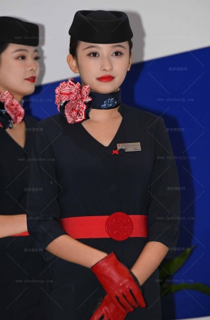 SH25-129-84√东方航空空姐-这黑丝算厚吗？