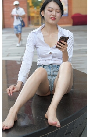 （视频）裸腿热裤月牙女孩[10.43G/MP4]