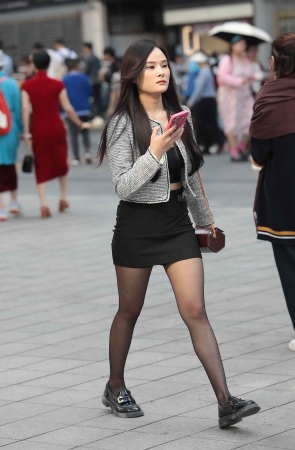 街拍黑丝少妇-17P