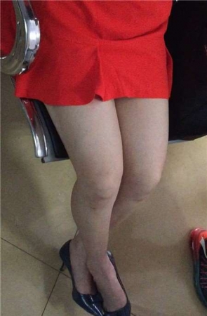 美腿红色包臀裙，尖嘴高跟鞋美眉