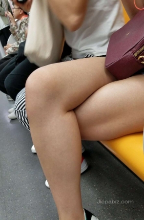 4K – 街拍热裤美腿美眉地铁上玩手机 [795 MB/MP4]