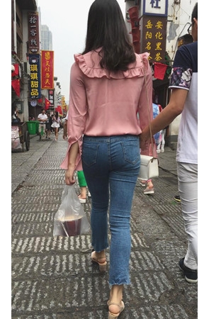 粉衣牛仔紧身妹子