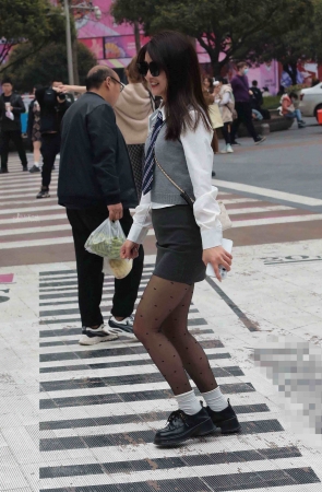 街拍黑丝少妇-16P