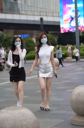 街拍银色裙美腿美女