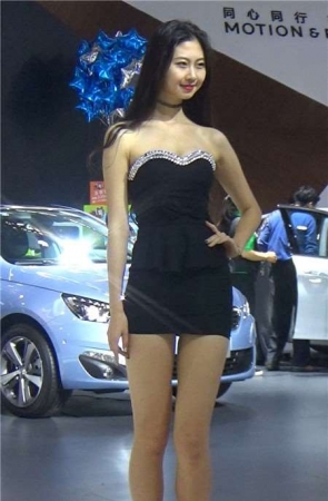 车展舞台的性感包臀裙靓模美女走秀视频
