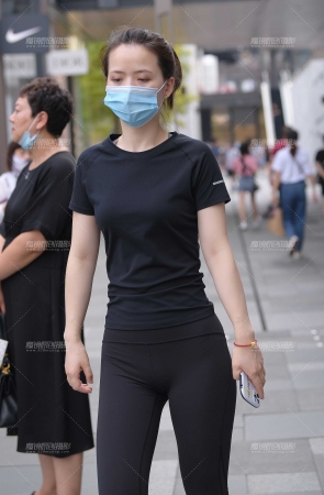 简约黑，润臀美女