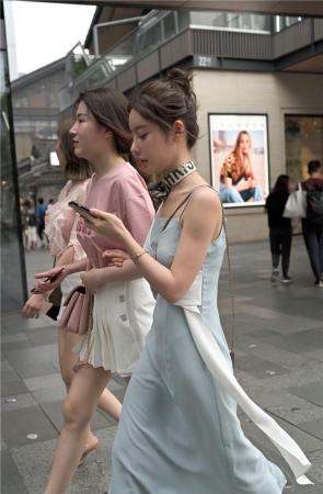 三位美女中腿最美的一个小姐姐3A040[81P-2.49G]