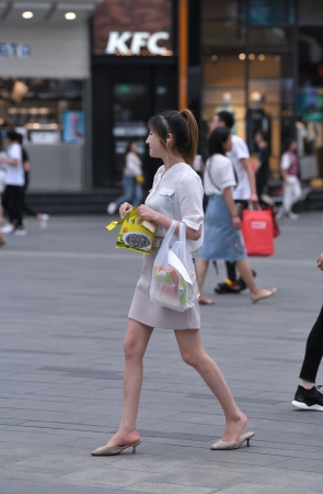 磕瓜子的凉拖美女