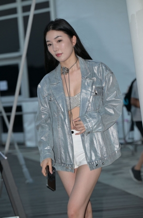 性感热裤美腿美女