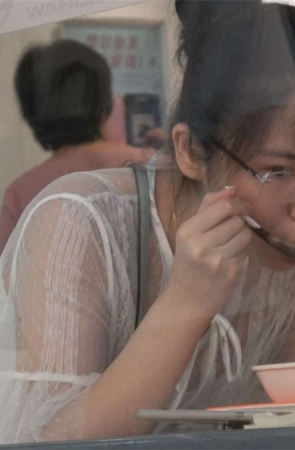 用餐的米色鞋裸足美甲