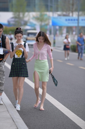 高腰开叉裙小姐姐