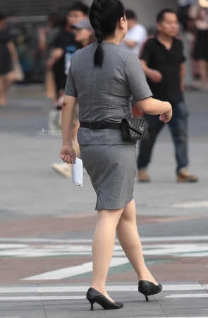肉丝街拍高跟OL
