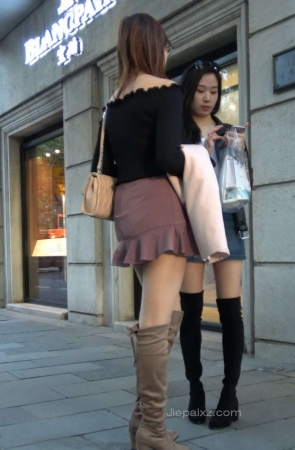 4K – 街头抓拍两位长靴美腿姐姐 [709 MB/MP4]