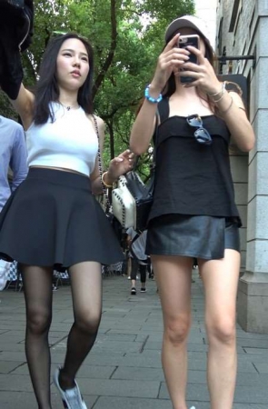 4k-白T恤短裙黑丝袜丰满街拍美女 [1.12 GB]