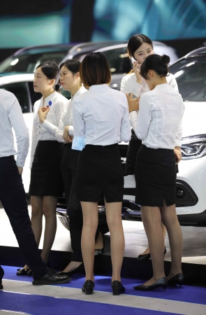 奔驰销shou好多灰丝街拍高跟美tui震撼