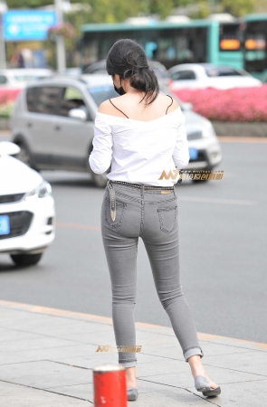 灰色紧身牛仔
