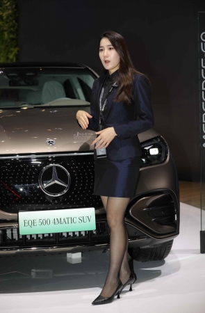 【街拍心灵】奔驰销 售顾问制服街拍黑丝高跟