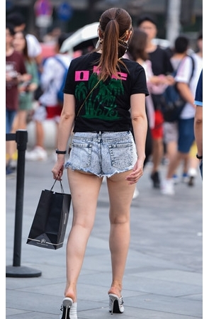 热裤月牙妹子(43P)[822M/JPG]