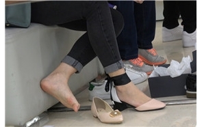 4k-干净裸足颜值美女鞋柜试鞋街拍高跟