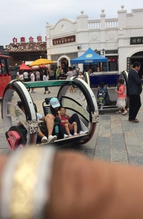 街拍大赛第三季首发—-牛仔高弹紧身裤丰臀少妇