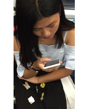 玩手机很入迷的美人，确实漂亮。