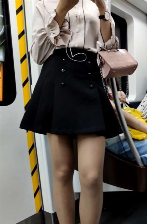 街拍黑色短裙靓妹 [748 MB/mp4]