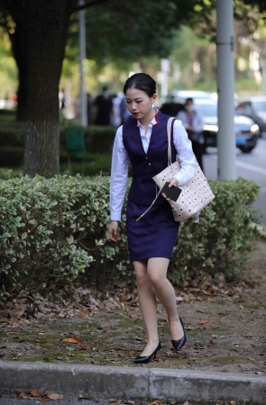 肉 丝空乘面试街拍小姐姐累了换拖鞋