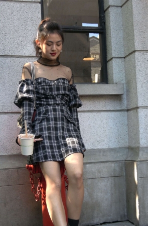 短靴短裙时尚美女