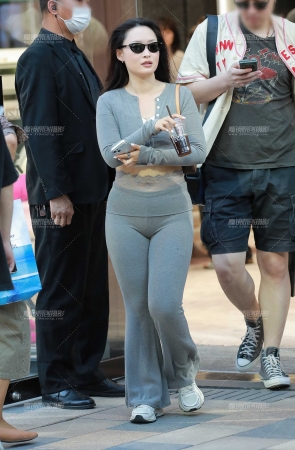 丰韵灰色紧身裤女友