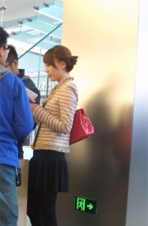 超短裙美眉的漂亮黑丝袜