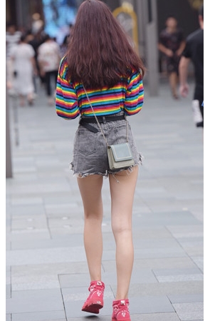 黑色热裤月牙小姐姐高清原图(63P)[1.11G/JPG]