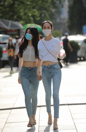 长腿牛仔裤美眉