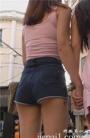 街拍粉色小背心高腰超短热裤美臀MM [1.50 GB]