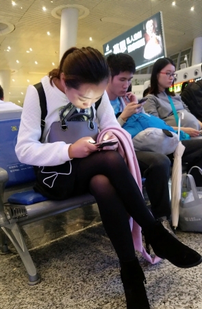 高铁站候车的黑色丝袜细腿少妇