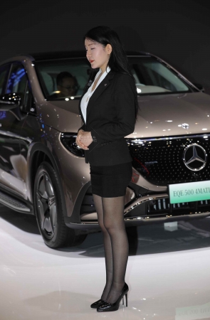 【街拍心灵】奔驰销售顾问黑丝尖头细街拍高跟