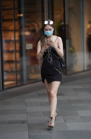 街拍黑裙小姐姐
