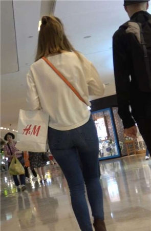 4K – 商场偶遇两位极品紧身牛仔裤街拍美臀美女[893 MB]