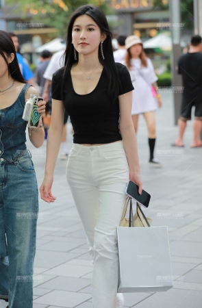 白色紧身裤美女