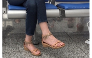 4K – 候车室里的这位妹子的美足很好看 [1.17 GB/MP4]