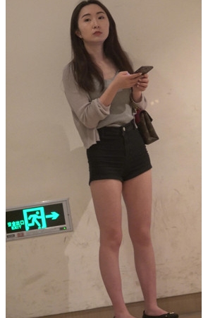 黑色牛仔热裤妹子